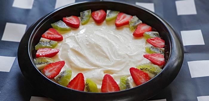 Cheesecake with strawberry and kiwi fruit
