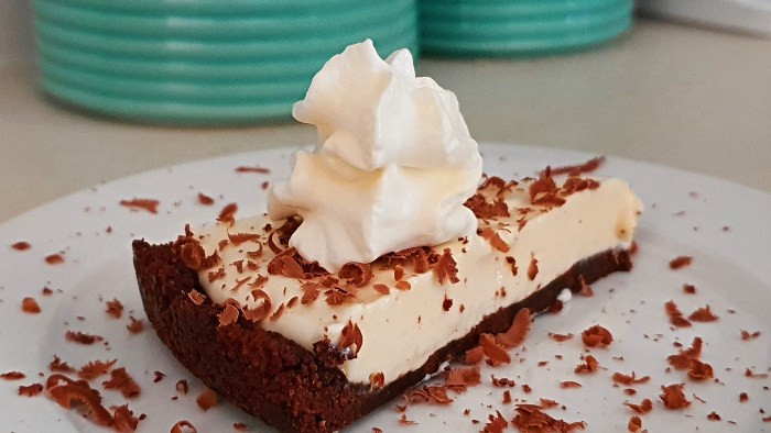 Cheesecake with grated chocolate and cream