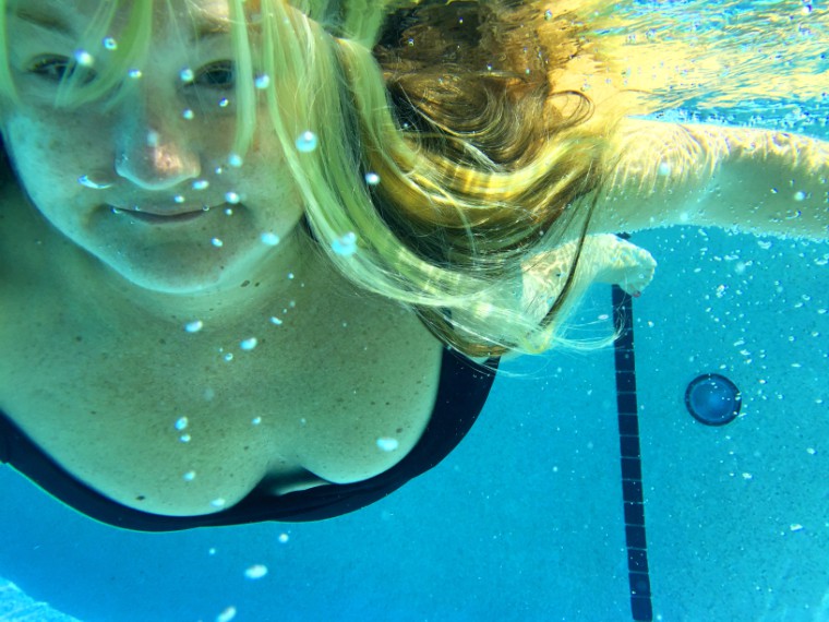 Using a waterproof case to take underwater photos with our mobile phone 
